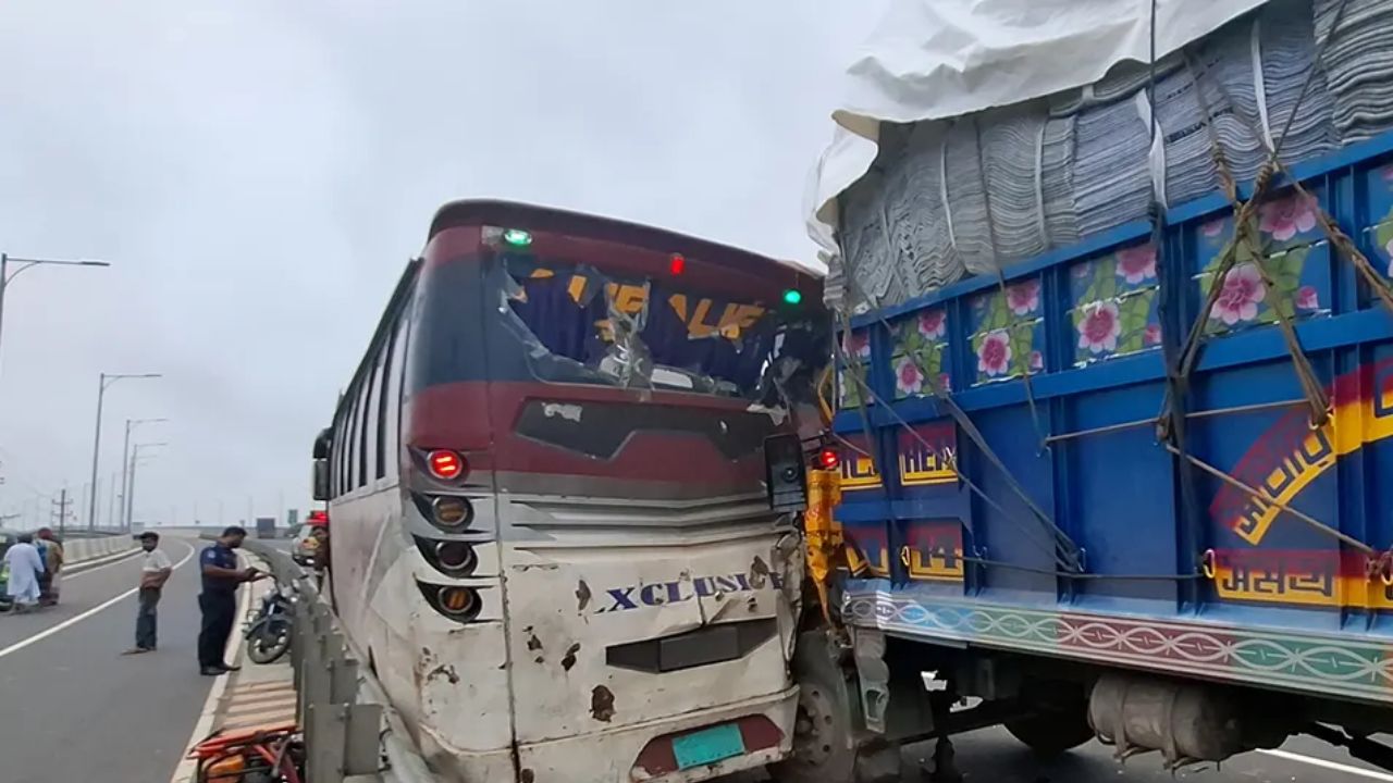 ঢাকা-মাওয়া এক্সপ্রেসওয়েতে বাসের পেছনে ট্রাকের ধাক্কা, নিহত ১